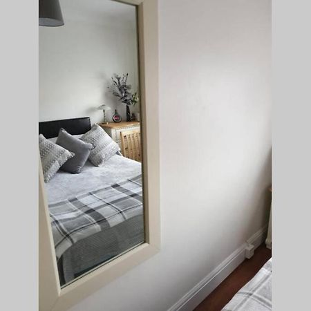 A Home Away From Home With A Big Welcome Erith Esterno foto
