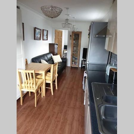 A Home Away From Home With A Big Welcome Erith Esterno foto