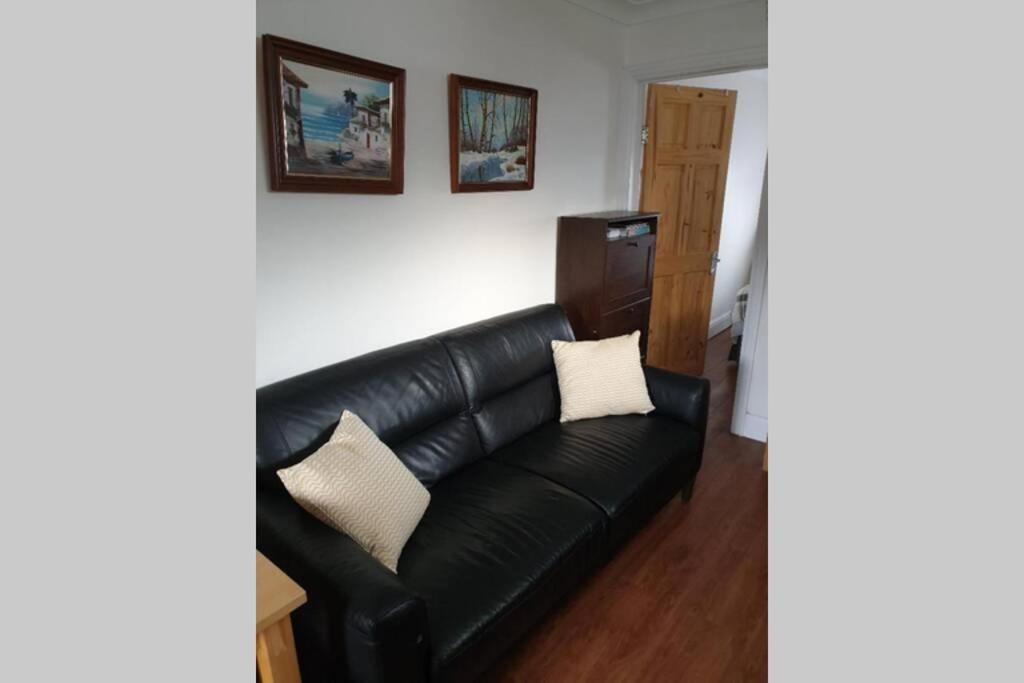 A Home Away From Home With A Big Welcome Erith Esterno foto