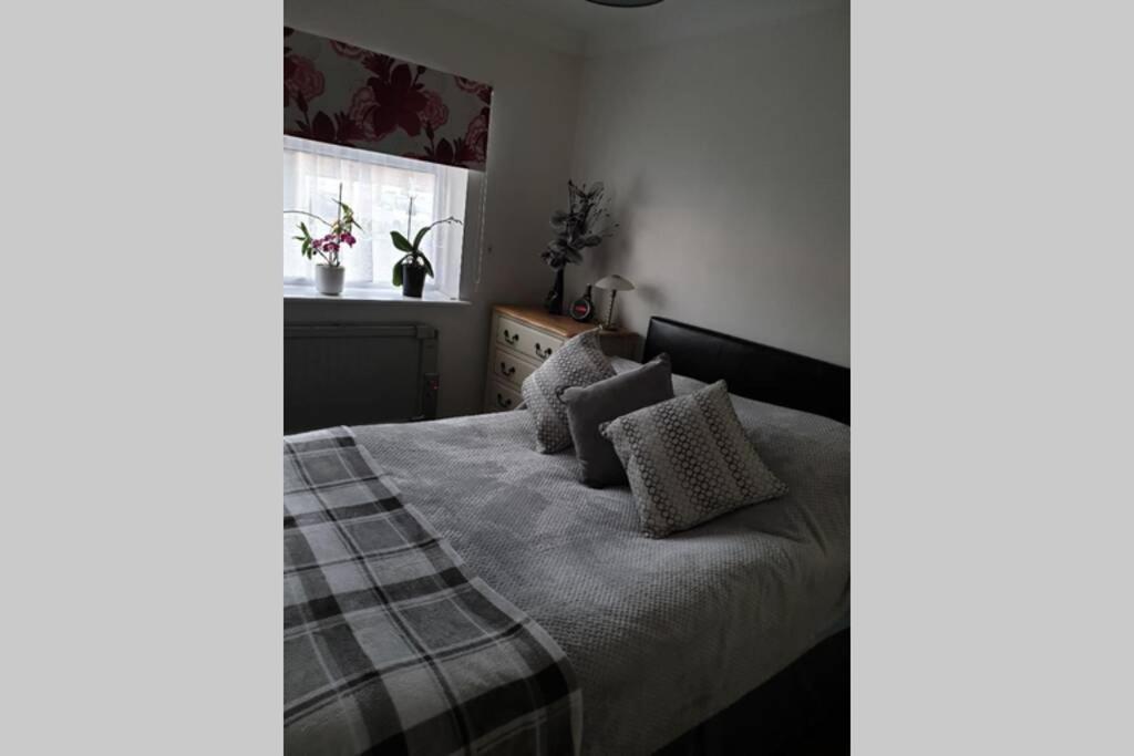 A Home Away From Home With A Big Welcome Erith Esterno foto