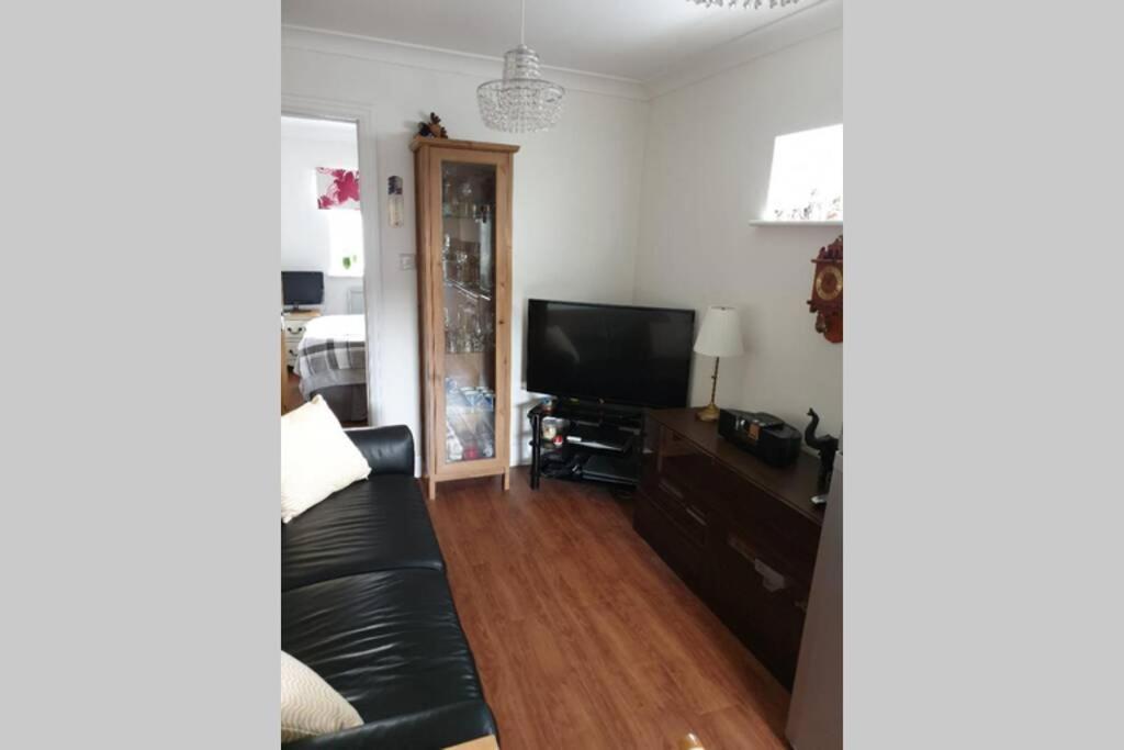 A Home Away From Home With A Big Welcome Erith Esterno foto
