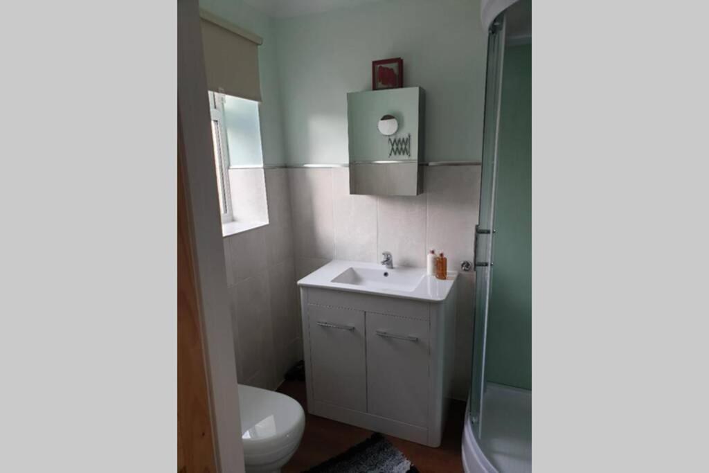A Home Away From Home With A Big Welcome Erith Esterno foto