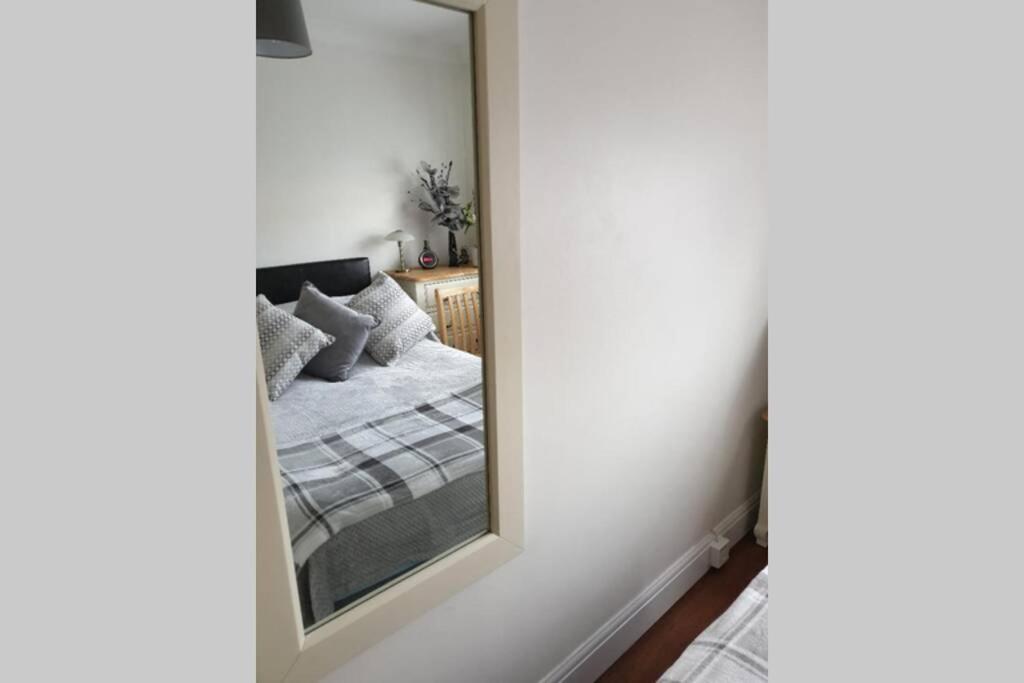 A Home Away From Home With A Big Welcome Erith Esterno foto