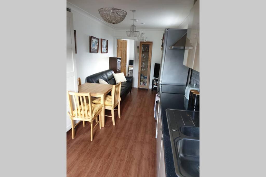 A Home Away From Home With A Big Welcome Erith Esterno foto
